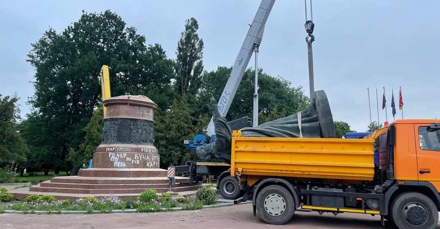  В Переяславе снесли монумент к 300-летию 