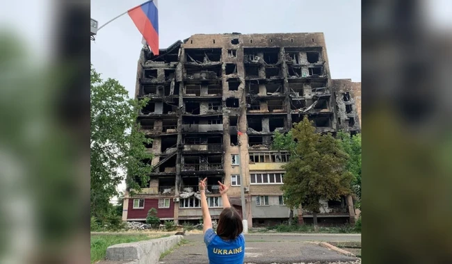 У Маріуполі дівчина вийшла на площу у футболці з написом Ukraine