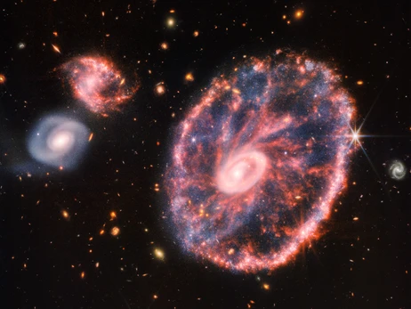 Телескоп Джеймса Уэбба зафиксировал необычную галактику - кольцеобразное Колесо Телеги 