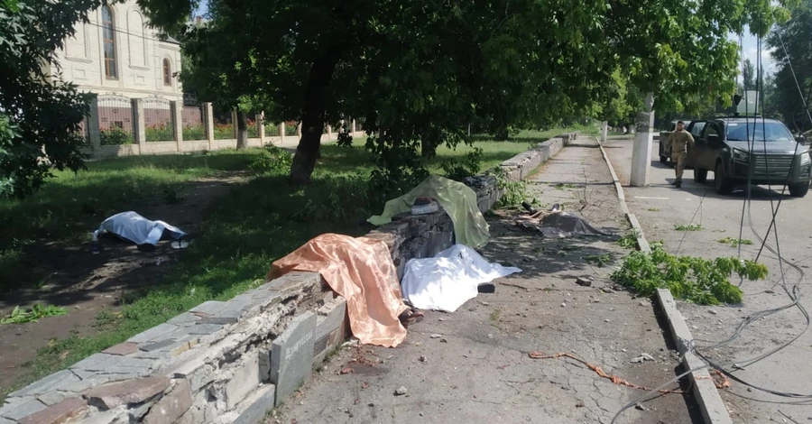 В Торецке Донецкой области россияне обстреляли остановку: восемь погибших