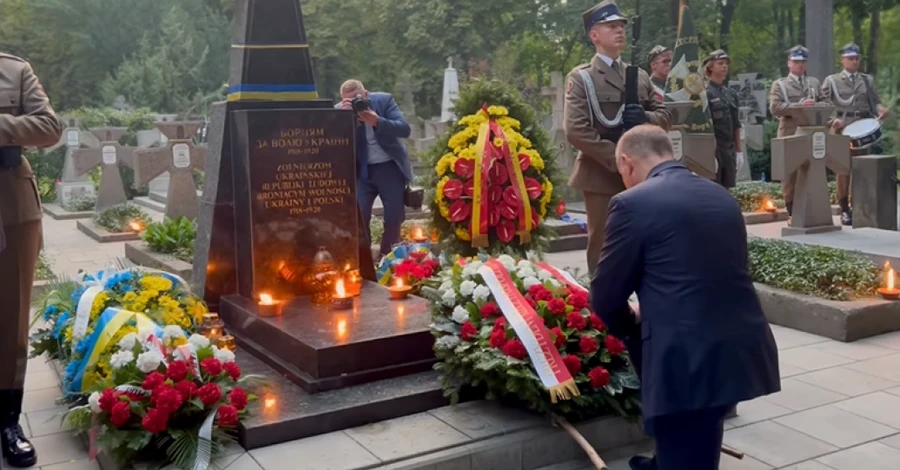 Президент Польщі Дуда схилив коліно перед пам'ятником воїнам УНР