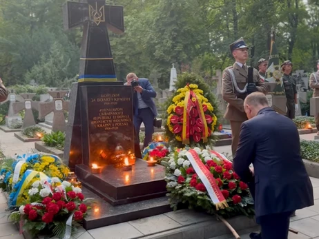 Президент Польши Дуда преклонил колени перед памятником воинам УНР