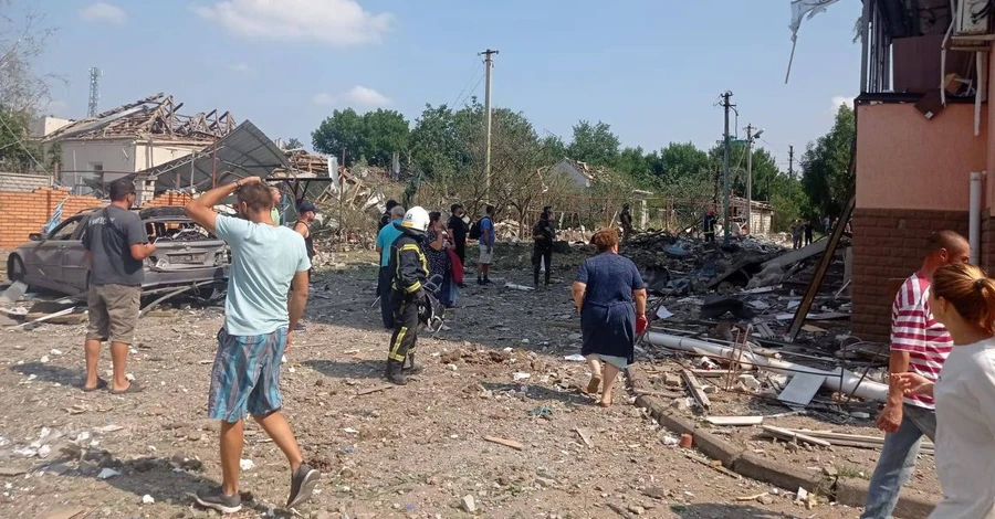 На Миколаївщині росіяни влучили у багатоповерхівку у Вознесенську, постраждали 12 людей