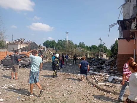 На Миколаївщині росіяни влучили у багатоповерхівку у Вознесенську, постраждали 12 людей