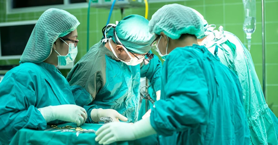 Киевские хирурги во время операции оставили в теле ребенка кусок ткани