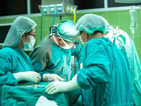 Киевские хирурги во время операции оставили в теле ребенка кусок ткани