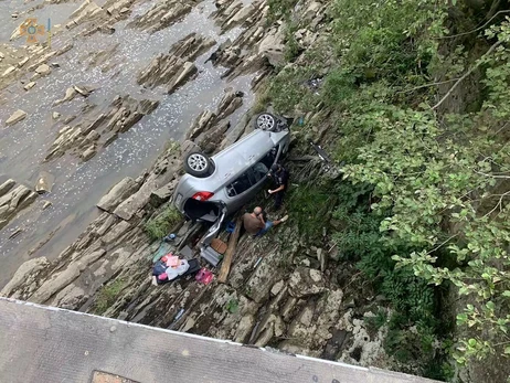 На Закарпатті авто з людьми злетіло у річку з 10-метрової висоти