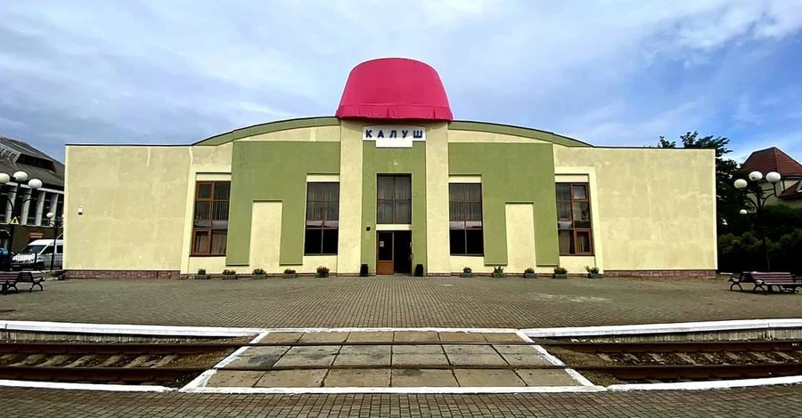 На крыше ж/д вокзала Калуша установили панаму в честь Kalush Orchestra