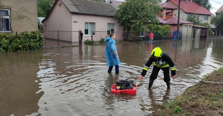В Ужгороде сильный ливень затопил улицы и мостовые переезды 