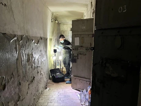 В Изюме россияне устроили комнату пыток в отделе полиции