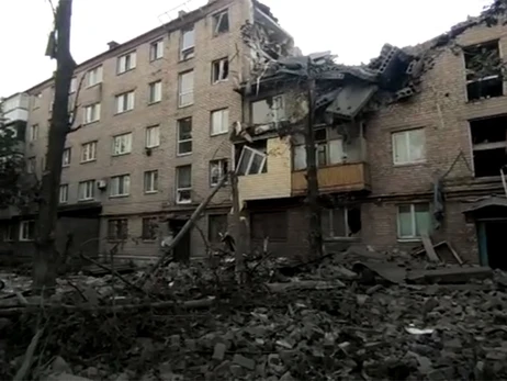 В Бахмуте российская ракета попала в многоэтажку, под завалами люди