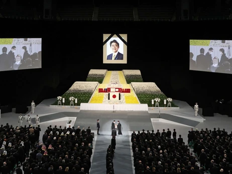 Похороны экс-премьер-министра Японии Синдзо Абэ прошли под гул протестов против их стоимости