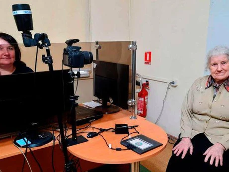 91-річна українка вперше отримала закордонний паспорт, щоб провідати онуку в Німеччині