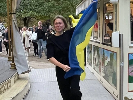 Дизайнер Лилия Литковская на показе в Париже вышла с украинским флагом и расплакалась