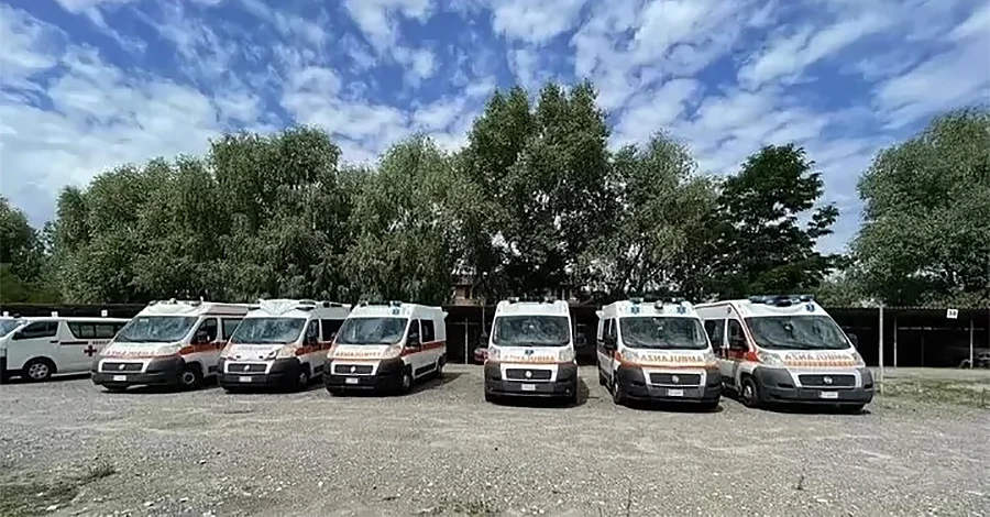 УПЦ та Фонд Вадима Новинського передали 101 машину швидкої допомоги громадам України