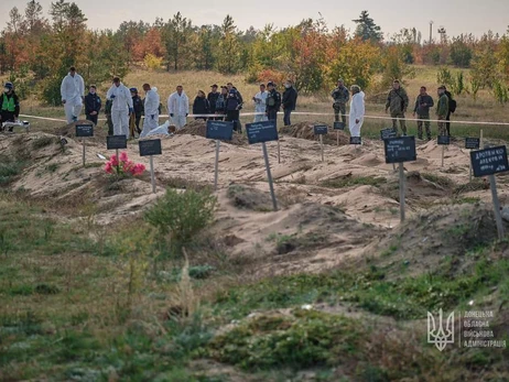 У звільненому Лимані знайшли масове поховання та братську могилу