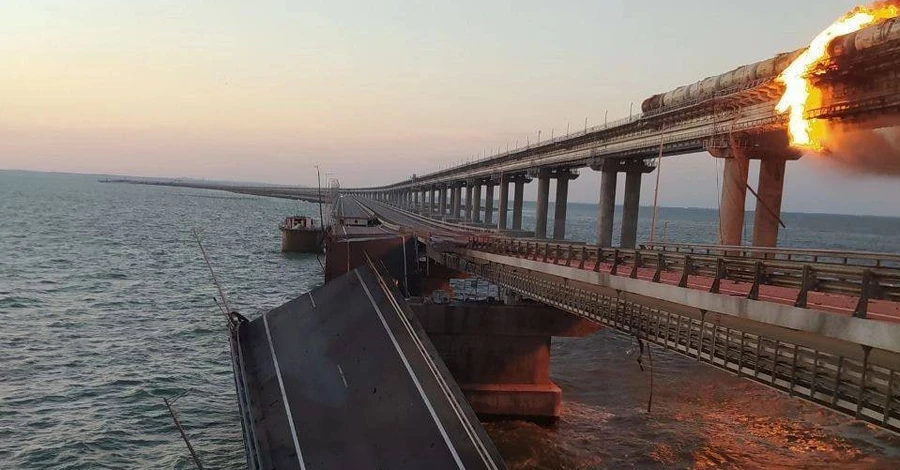 Пожежа на Кримському мосту: у РНБО потролили Путіна, а Укрпошта пообіцяла марку