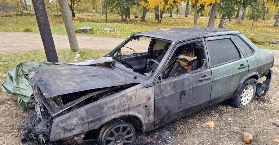 У Латвії спалили автомобіль українців та власників будинку, які прийняли біженців