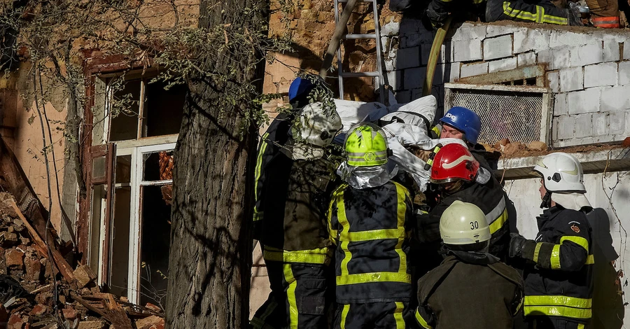 Из-под завалов дома в Киеве достали тела четырех человек