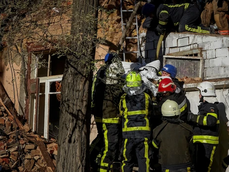 Из-под завалов дома в Киеве достали тела четырех человек