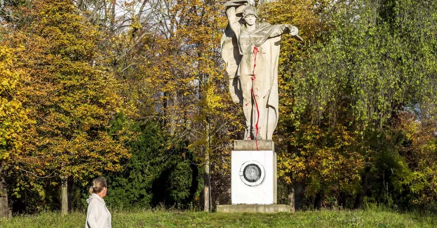 У Чехії до пам’ятника солдату Червоної армії домалювали пральну машину