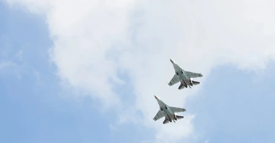 З білоруських аеродромів піднялися в небо російські винищувачі – по всій Україні повітряна тривога