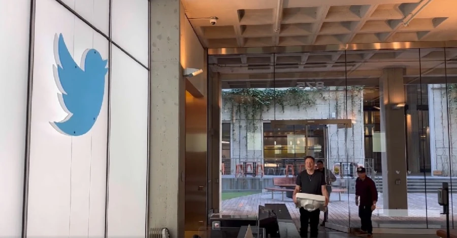 Відео дня: Ілон Маск увійшов до штаб-квартири Twitter з раковиною в руках