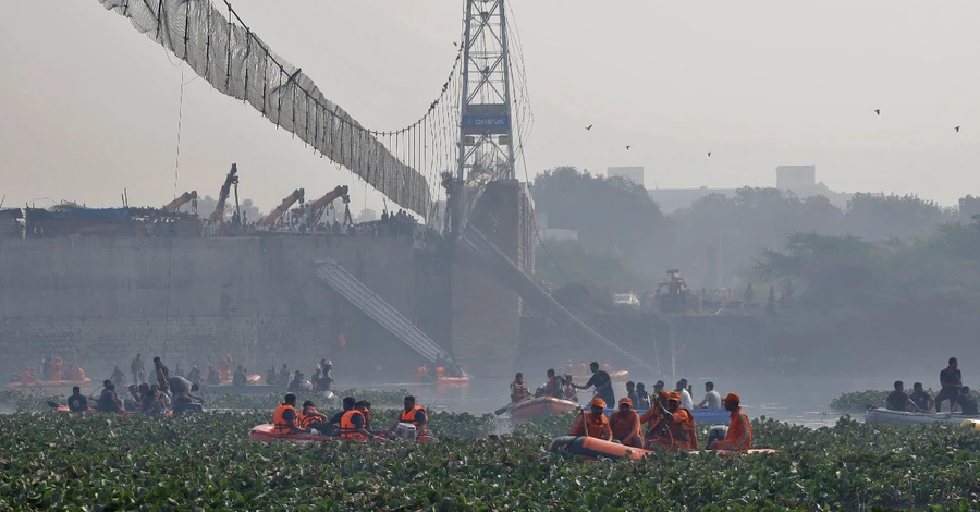 Кількість загиблих у результаті обвалу мосту в Індії збільшилась до 132