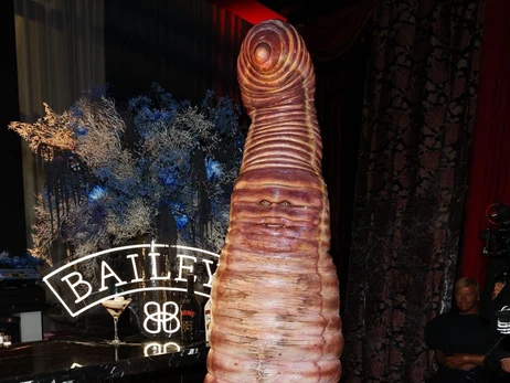 Зірки на Гелловін 2022: Хайді Клум у костюмі черв'яка, а Кендал Дженнер - огірка