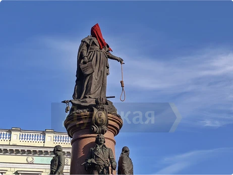Памятник Екатерине ІІ в Одессе “украсили” колпаком палача и удавкой (обновлено)
