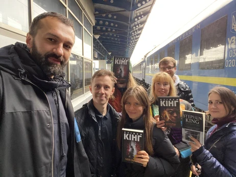У Києві фанати Кінга зібралися на вокзалі через фейкову новину про його приїзд