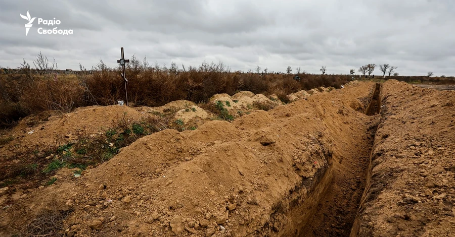 На кладовищі у Херсоні журналісти виявили сліди масових поховань