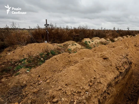 На кладовищі у Херсоні журналісти виявили сліди масових поховань