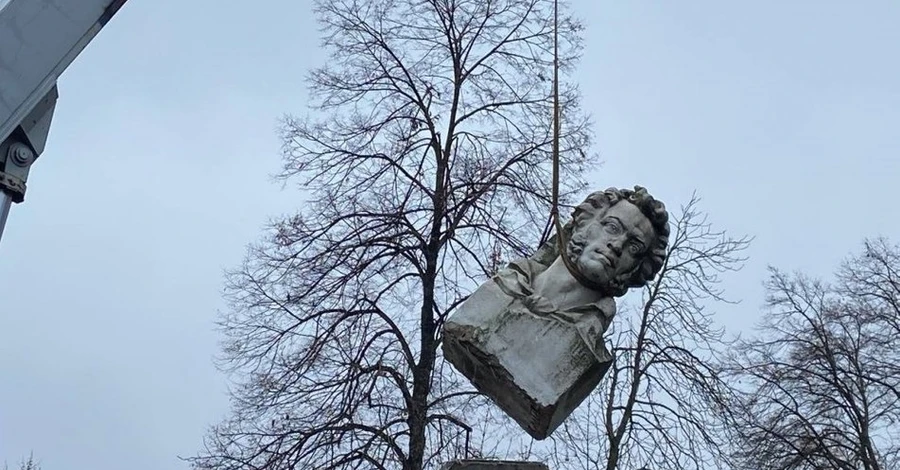 В Кременчуге снесли памятник Пушкину 