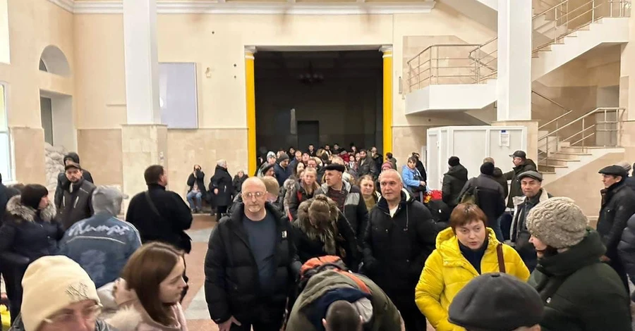 Из Херсона отправился поезд с первой сотней эвакуированных украинцев