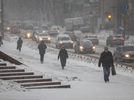 В Киеве сильный снегопад: водителей призывают не выезжать без необходимости 