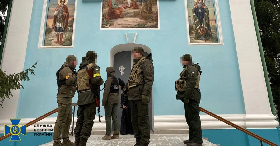 В храмах УПЦ МП нашли российские паспорта, похищенные иконы и флаг 
