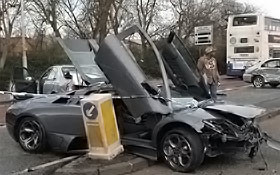 В Киеве из-за аварии легковушка влетела в подземный переход 