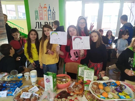 Львівські школярі зібрали на ярмарці 80 тисяч гривень, щоб допомогти ЗСУ