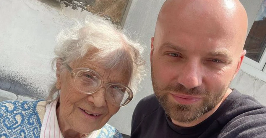 Слава Демин показал свою бабушку, которая в 92 года пользуется айфоном и Инстаграмом
