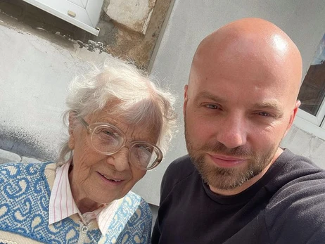 Слава Дьомін показав свою бабусю, яка у 92 роки користується айфоном та Instagram