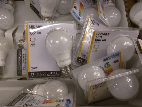 Щоб урятувати нашу енергетику, Європа привезе в Україну мільйони економних лампочок