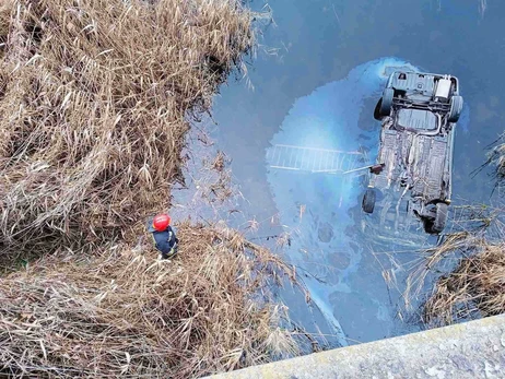 В Николаевской области Mitsubishi упал в реку, среди пяти погибших – две девочки