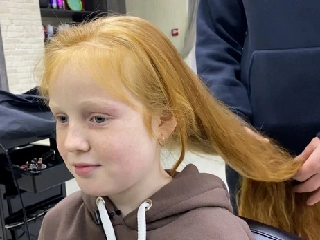 В Прилуках школьница отрезала почти метровую косу, чтобы купить каску военным