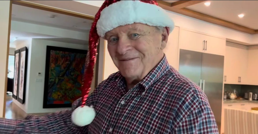 Энтони Хопкинс умилил подписчиков рождественским танцем под трек Леонарда Коэна