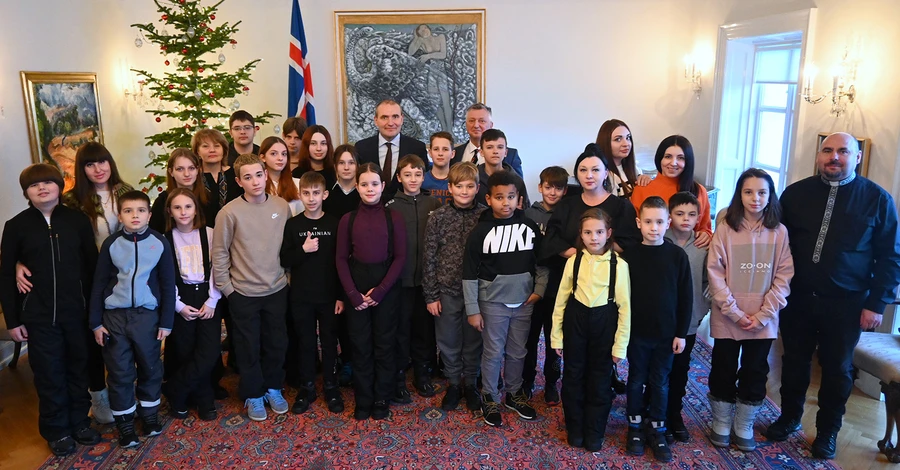 Дети-беженцы подарили президенту Исландии украинские поделки
