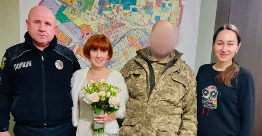 На Київщині пара одружилася в поліцейській дільниці через відсутність світла у РАЦСі