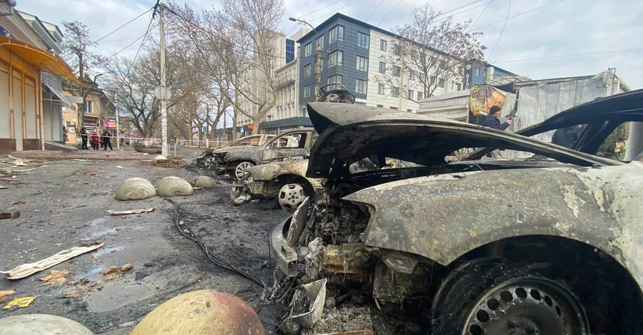 Російські війська вдарили по житловому кварталу Херсона: є загиблий та поранена