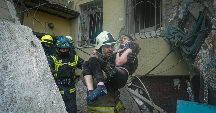 У Дніпрі дивом вдалося врятувати жінку: рятувальники почули голос із-під завалів