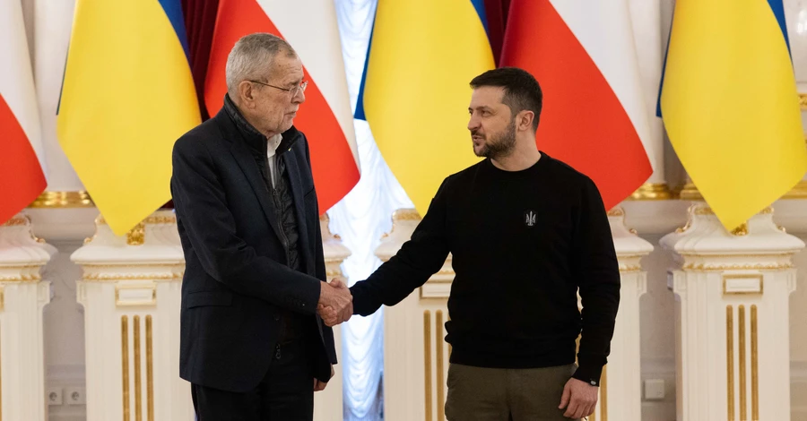 Президент Австрии привез в Украину генераторы, посетил Бучу и встретился с Зеленским